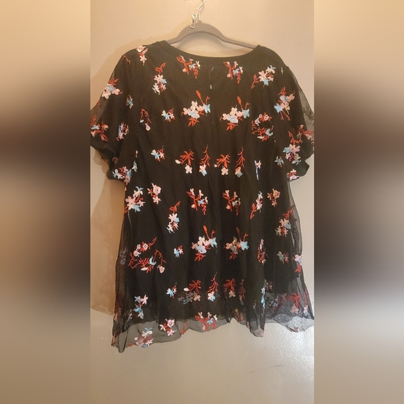 Sheer topped shirt with flower. NWT 2x - Picture 5 of 6